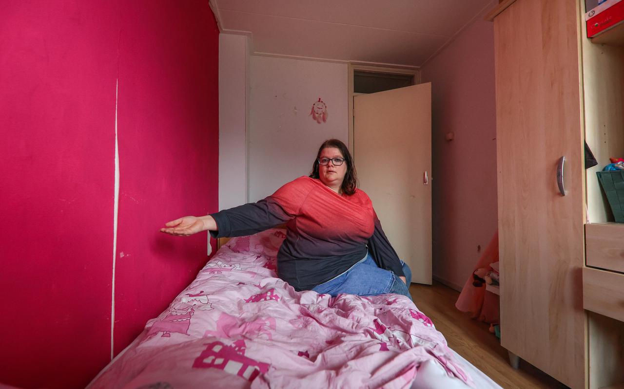 Chantal van der Meer in de slaapkamer van haar dochter. ,,Door het vocht komt het behang los.''