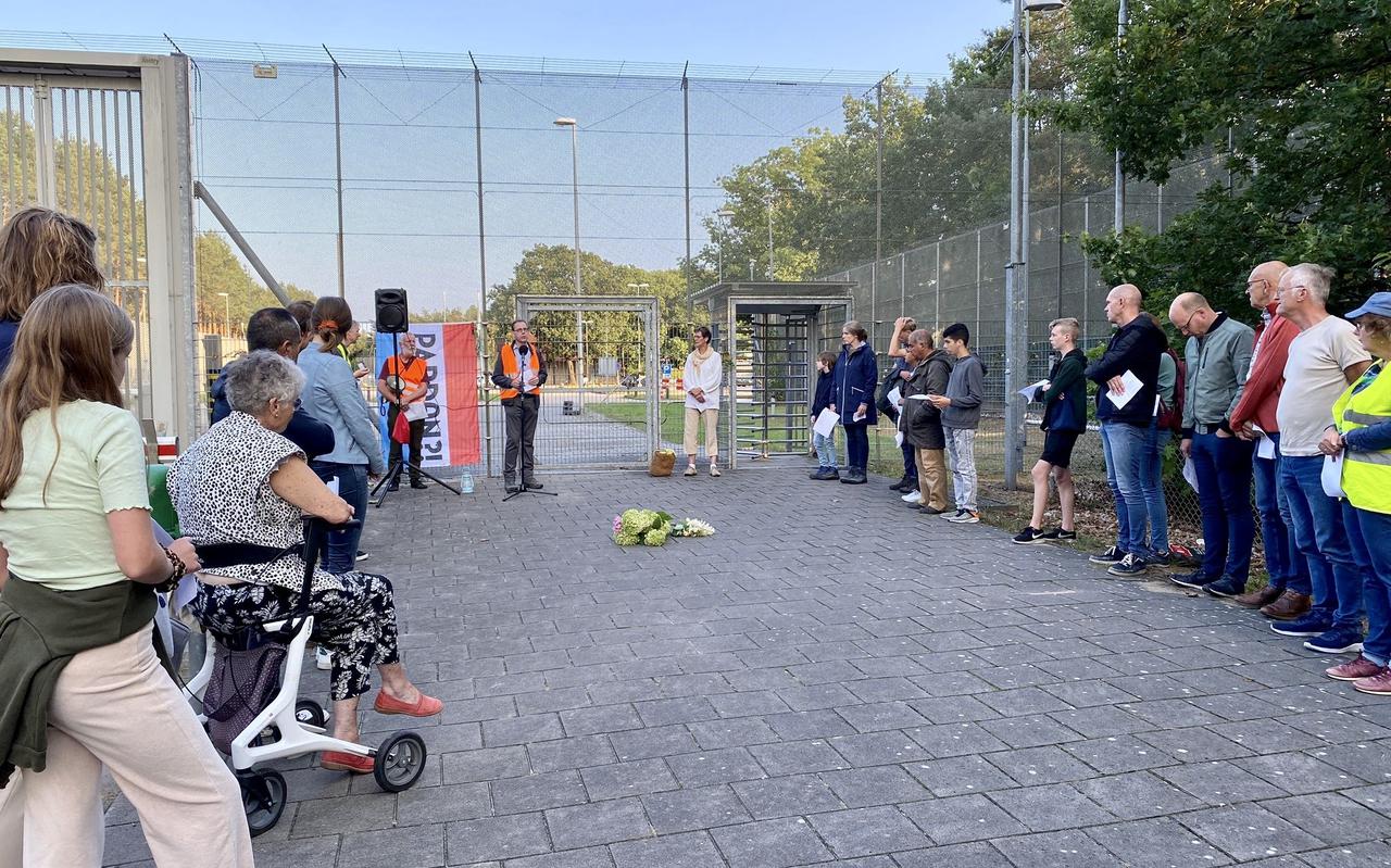 Een groep van 45 mensen van de kerk hield zondag 11 september een wake bij het centrum in Zeist, om het driekoppige gezin een hart onder de riem te steken. Foto Femke Hooghiemstra