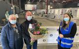 Dries van der Horst en zijn vrouw ontvingen donderdag een bosje bloemen als ontvanger van de 100.000ste coronaprik van GGD Fryslân.
