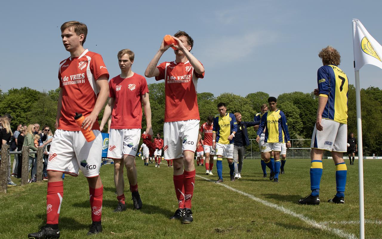 De spelers van MKV druipen af na hun nederlaag in de laatste zondagse stadsderby tegen Friesland. De spelers van MKV druipen af na hun nederlaag in de laatste zondagse stadsderby tegen Friesland.