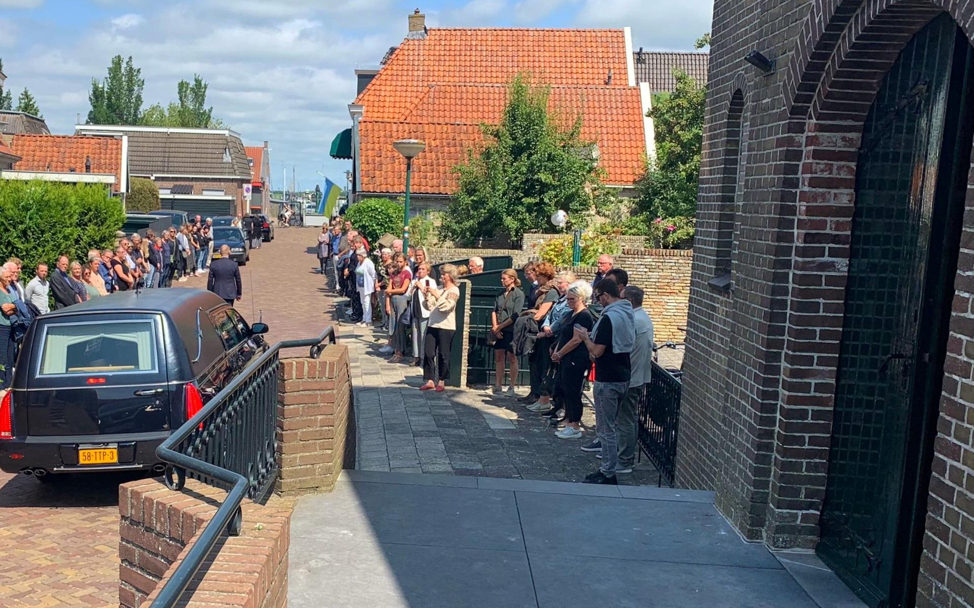 Nieuws uit Friesland van 23 en 24 juli | Sloveense Nandoe kuiert met baasje door Heerenveen en Tragi
