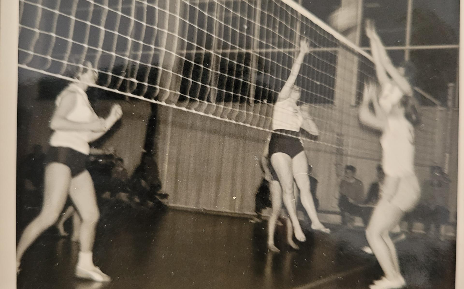 De volleyballers van Oudehaske spelen in 1953 in klein sportzaaltje