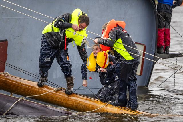 Skûtsje Twee Gebroeders van Jan Overwijk slaat om bij seizoensopening in Langweer: ‘Wat bart ús no?’