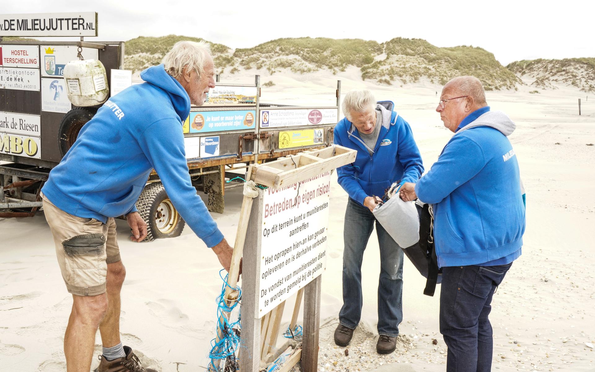 Al ruim vijftien jaar afval rapen op de Terschellingse stranden (plastic wordt nu ook verwerkt tot b