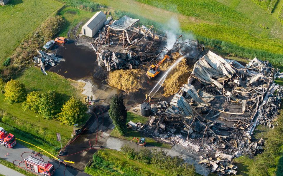 In Arum wordt nageblust na een felle brand in twee loodsen.