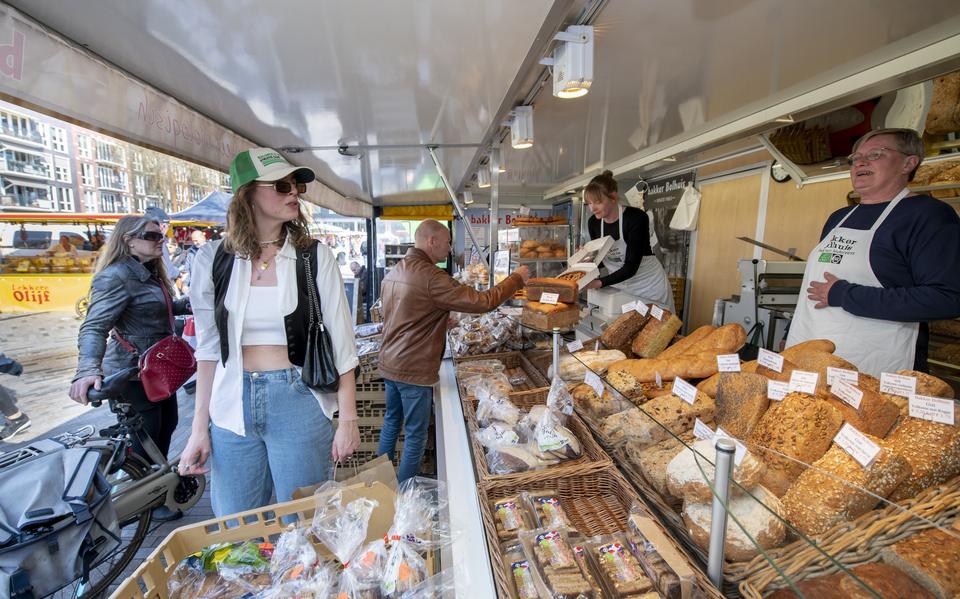 Jantje Nutterts (rechts) van biologische bakkerij Bolhuis op de vrijdagmarkt op het Leeuwarder Zaailand.