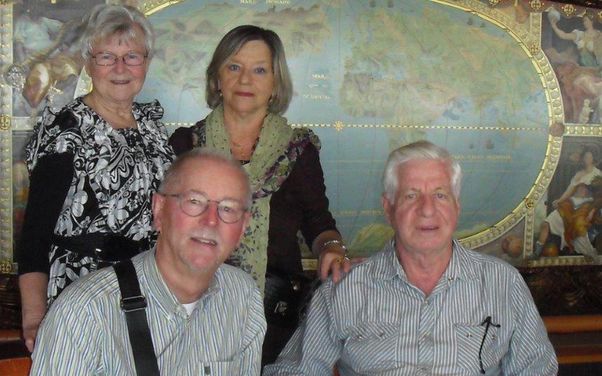 Ruurd Verbeek (linksvoor) en Bennie de Goede op cruiseschip Volendam waarop ze elkaar na 70 jaar weer ontmoetten. Hun echtgenotes Lissie en Yaffa staan achter hen.  