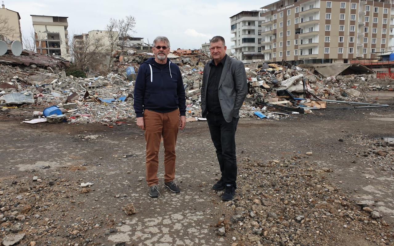 Antonio Selva (rechts met grijze jasje) bezocht het door de aardbeving verwoeste Gaziantep met ondernemer Wim Arentsen (met zonnebril) die uitgenodigd was door de burgemeester van de Turkse stad.