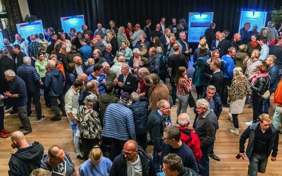 
Massaal kwam de omgeving van Sint Nicolaasga naar de inloopavond afgelopen oktober over gaswinning in het gebied. Op borden werd de informatie voorgeschoteld en er waren woordvoerders aanwezig van het ministerie van Klimaat en Groene Groei en Vermilion.