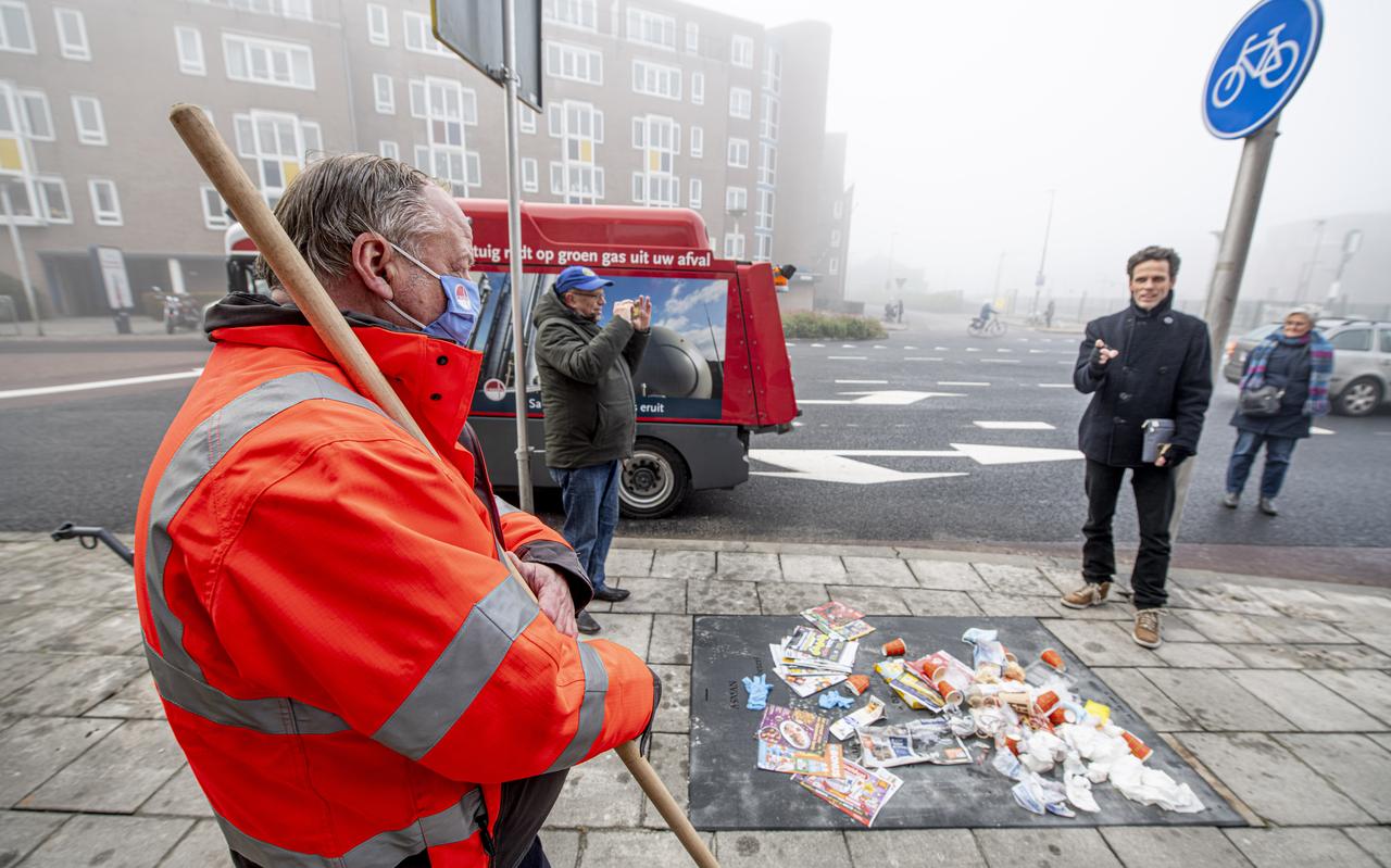 Piet Prins (links) luistert naar het gedicht dat Nyk de Vries voordraagt over de vuilnisman. Piet Prins (links) luistert naar het gedicht dat Nyk de Vries voordraagt over de vuilnisman.