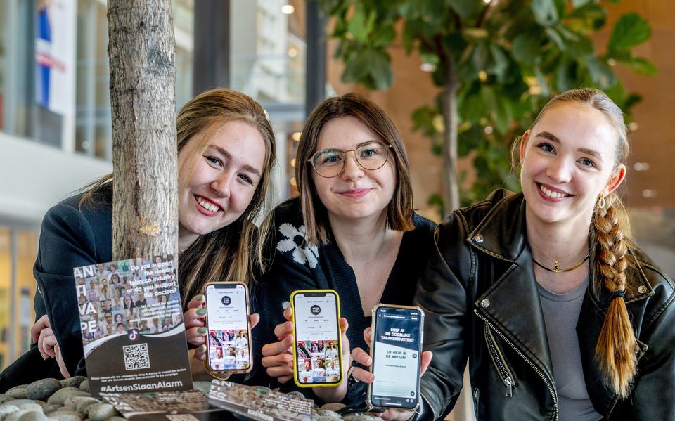 Leonie Ballner (links), Natalia Tarkowska en Célina Dalebout, studenten aan NHL Stenden, werkten mee aan de campagne Artsen Slaan Alarm tegen vapen.