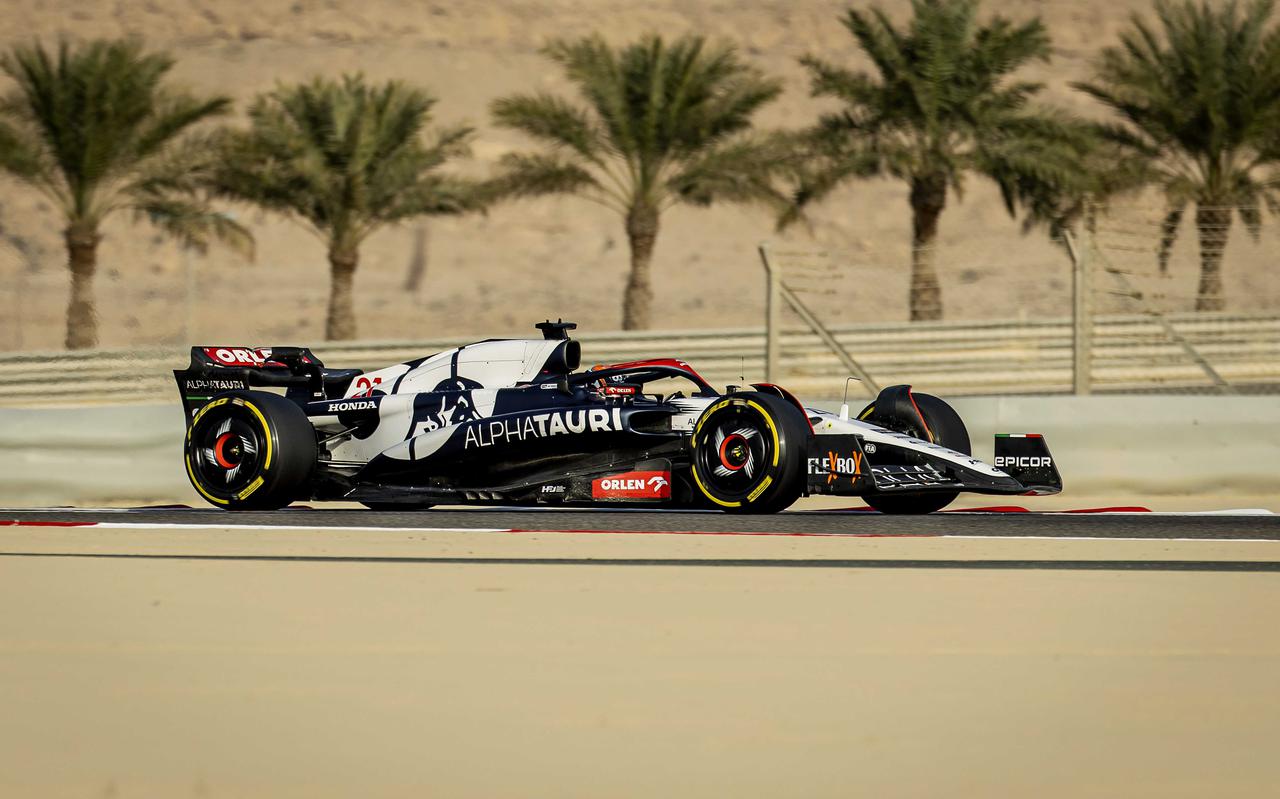 Nyck de Vries tijdens de tweede testdag op het Bahrain International Circuit.