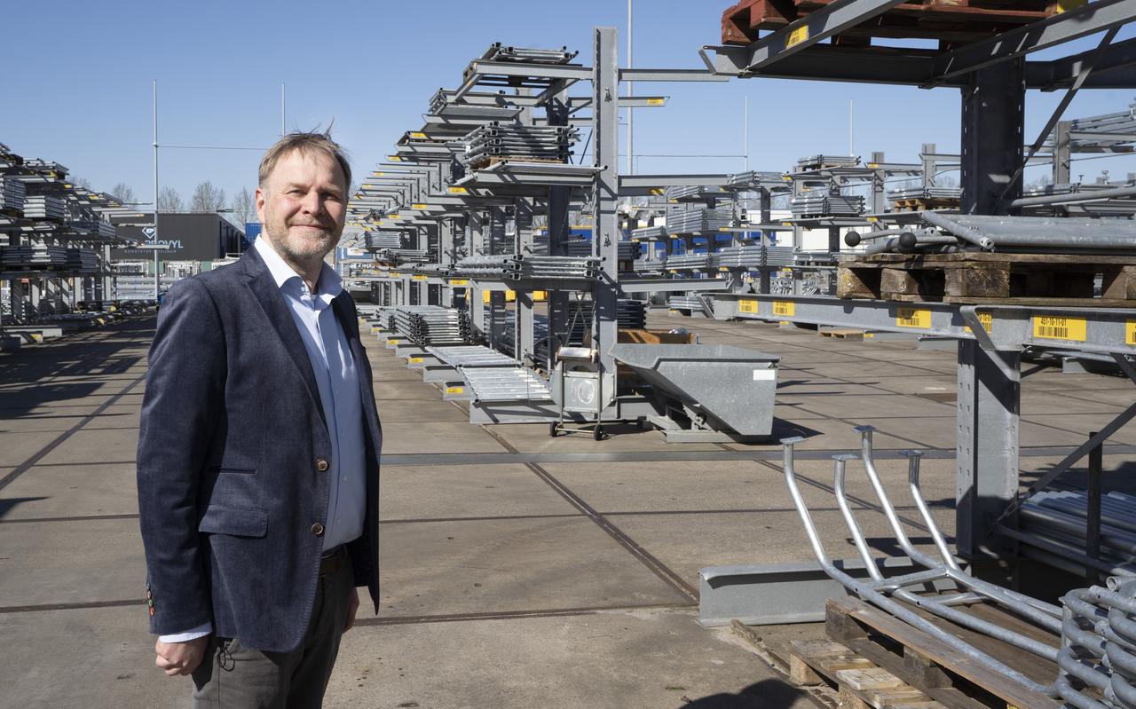 Commercieel directeur Henri Geerts bij het opslagterrein van De Boer Stalinrichting Commercieel directeur Henri Geerts bij het opslagterrein van De Boer Stalinrichting