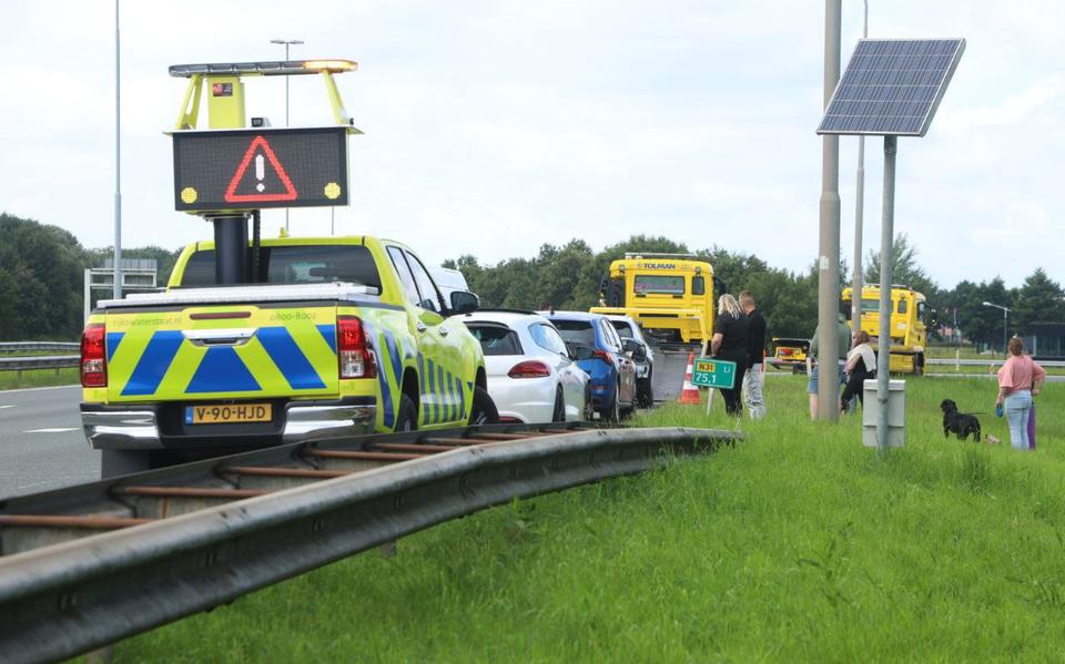 Meerdere auto's zijn vrijdagmiddag beschadigd geraakt door een verloren lading met stenen. 