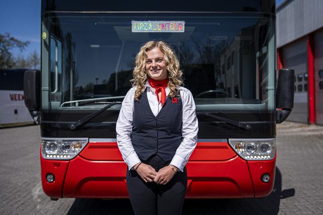 Vloggende buschauffeur Tirza (26) uit Leeuwarden maakt kans op een Televizierring. ‘Echt gaaf’