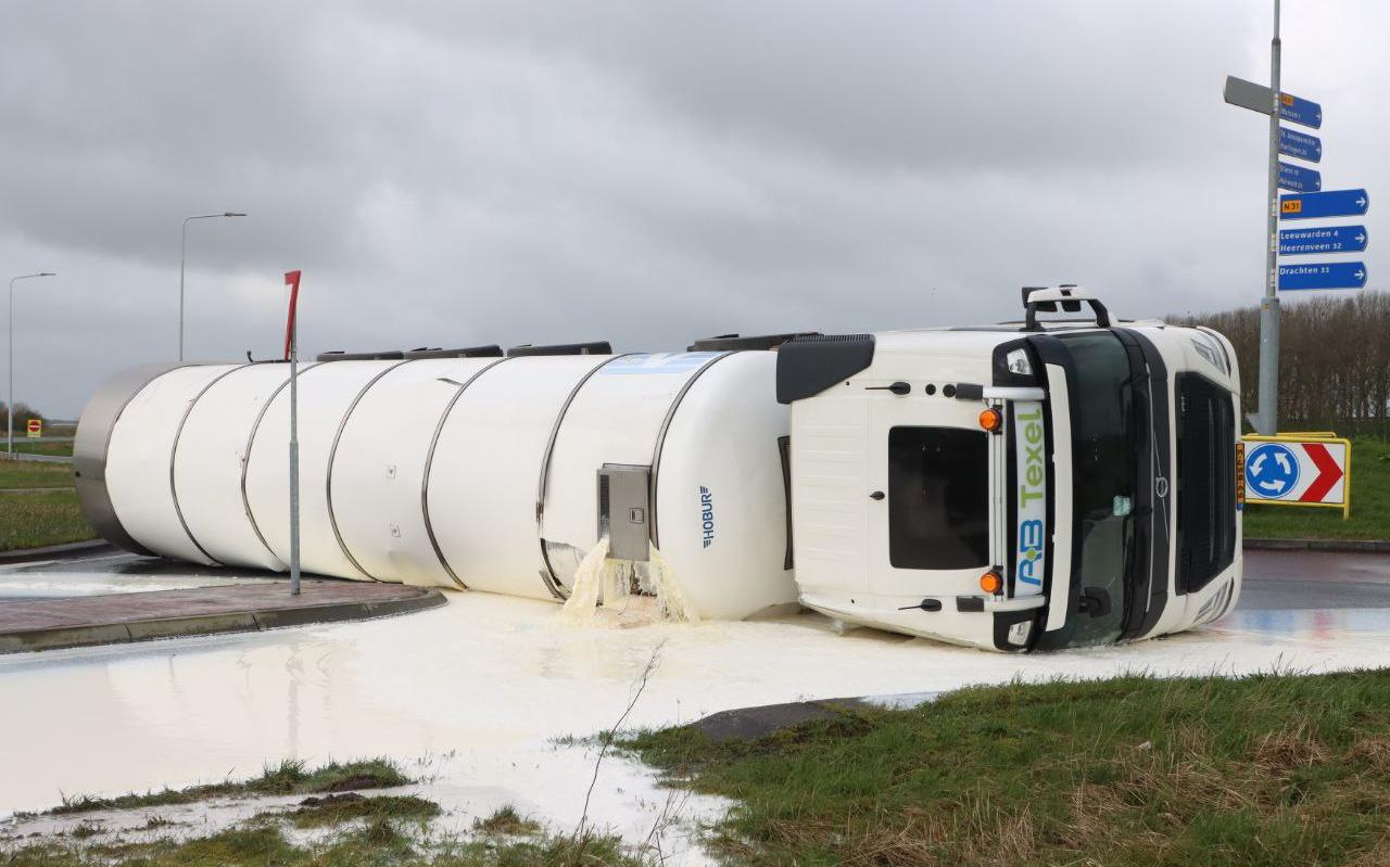 Liters melk op de weg door gekantelde vrachtwagen in Marsum. Bestuurder raakte onwel