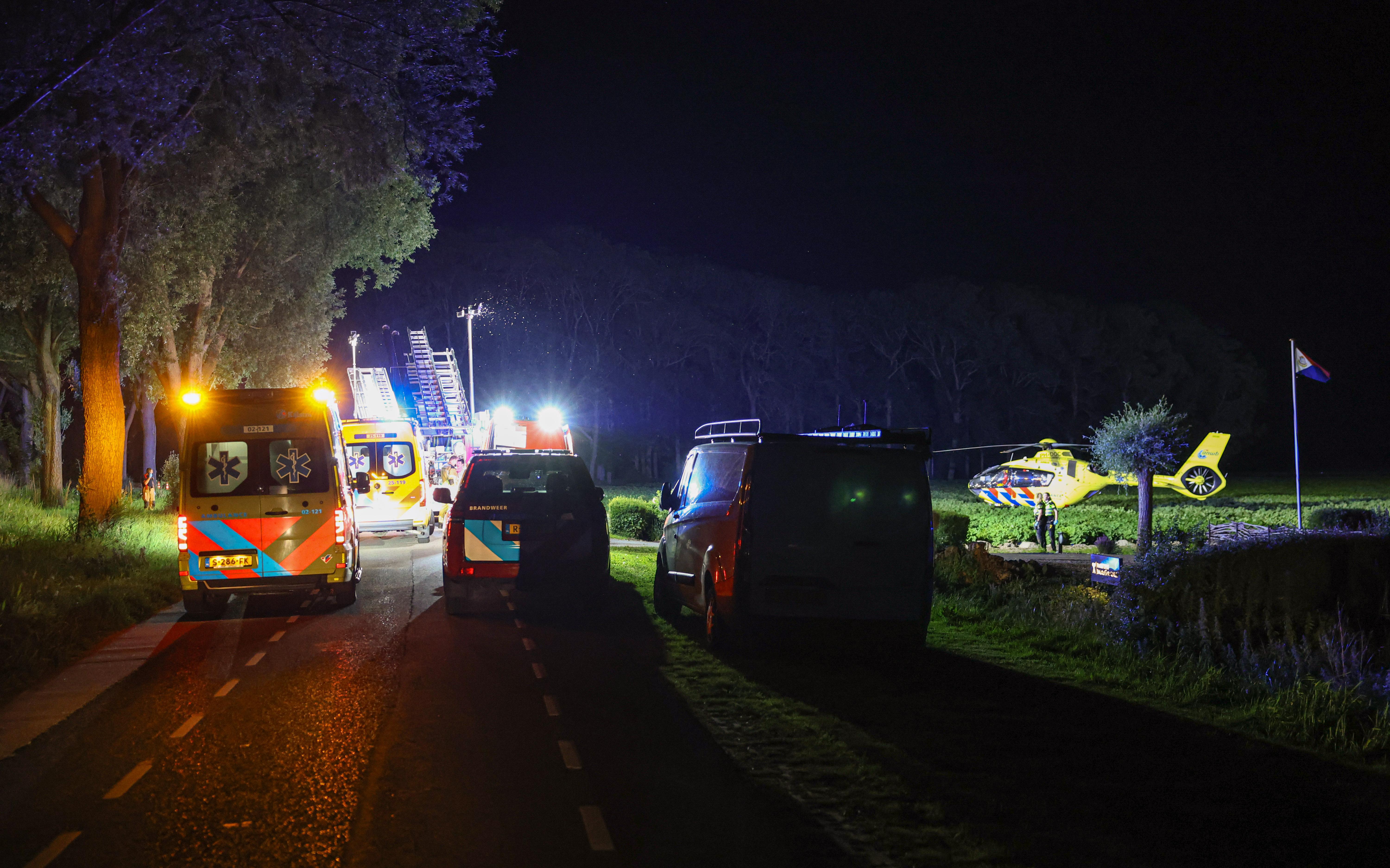 Twee personen kwamen om het leven bij een ongeval op een weg tussen Rutten en Lemmer. Drie anderen raakten gewond.
