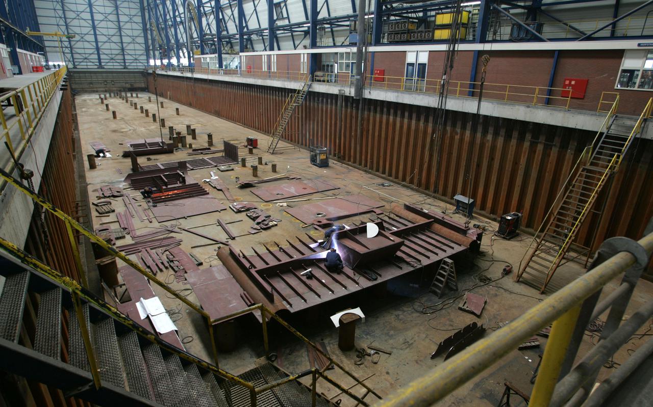 Een archieffoto uit 2004. Werkzaamheden in het dok bij Veka. 