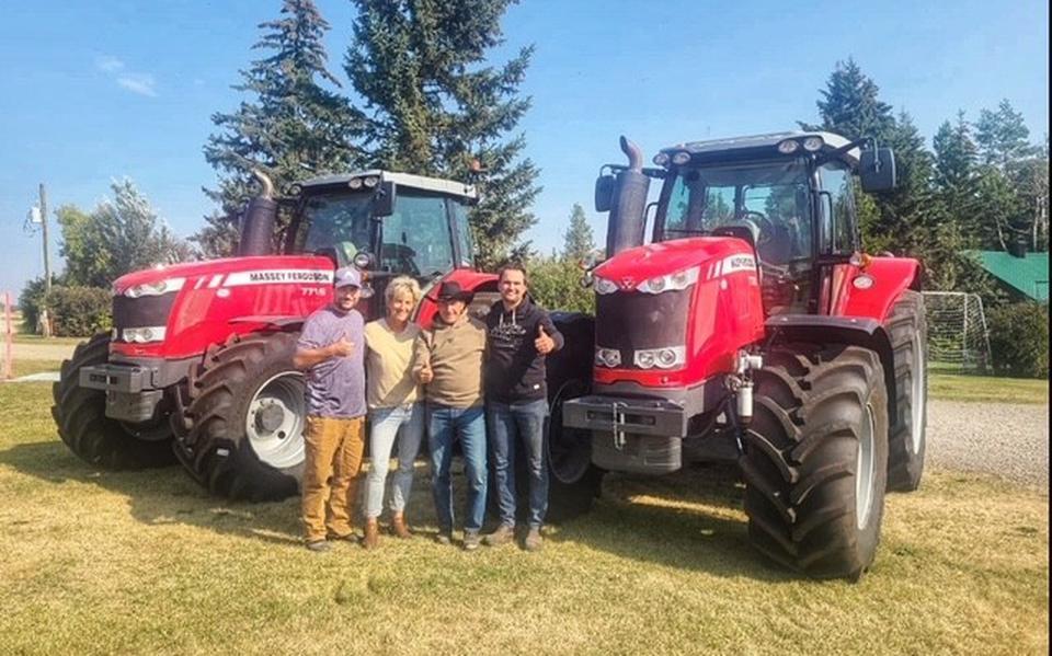 Van Benthem en vrienden in Alberta, bij zijn in Witmarsum gekochte tractoren.