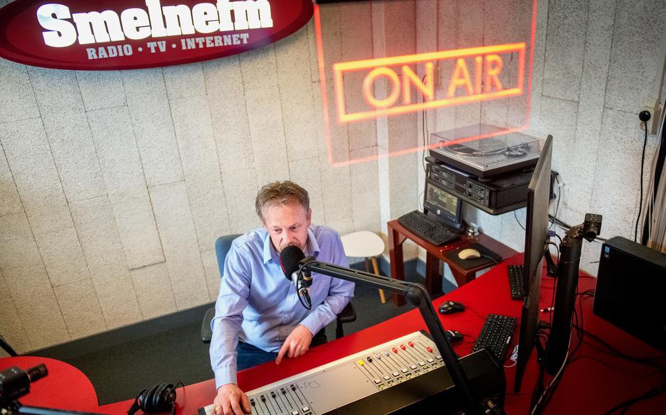 Omroepvoorzitter Daniël Dijkstra kruipt regelmatig zelf nog achter de microfoon bij Smelne FM.