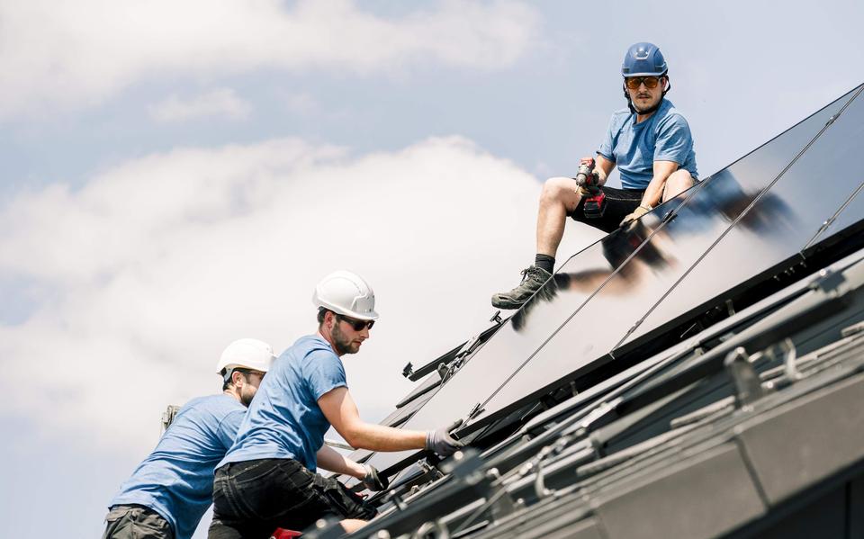 Volgens Vereniging Eigen Huis blijven zonnepanelen alleen lonen als er overgangsmaatregelen komen, zoals zonnestroomsubsidie. 