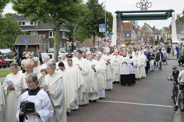 Zingen in de straat: Dokkum beleeft de honderdste bedevaart