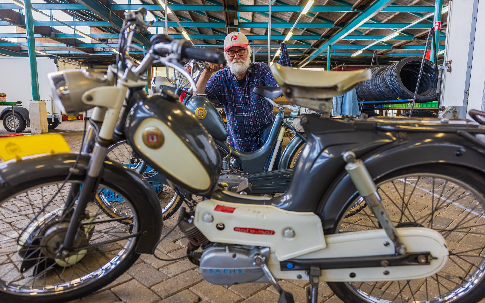 Oude brommers kijken in Sneek: 'Het is maar net wat de gek ervoor geeft
