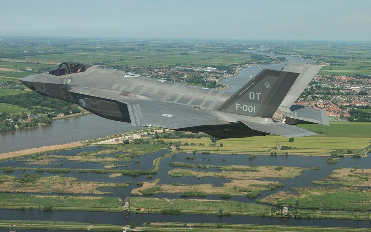 De eerste F-35 bij vliegbasis Leeuwarden De eerste F-35 bij vliegbasis Leeuwarden