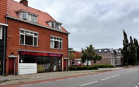 De oude garage van Douma, hier wonen cliënten van zorgverlener Strong ID in de Willem Loréstraat in Leeuwarden. 