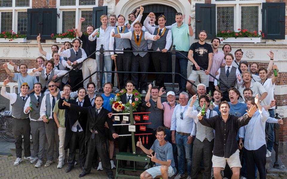 De studenten en de raadsleden op het bordes van het oude stadhuis. 