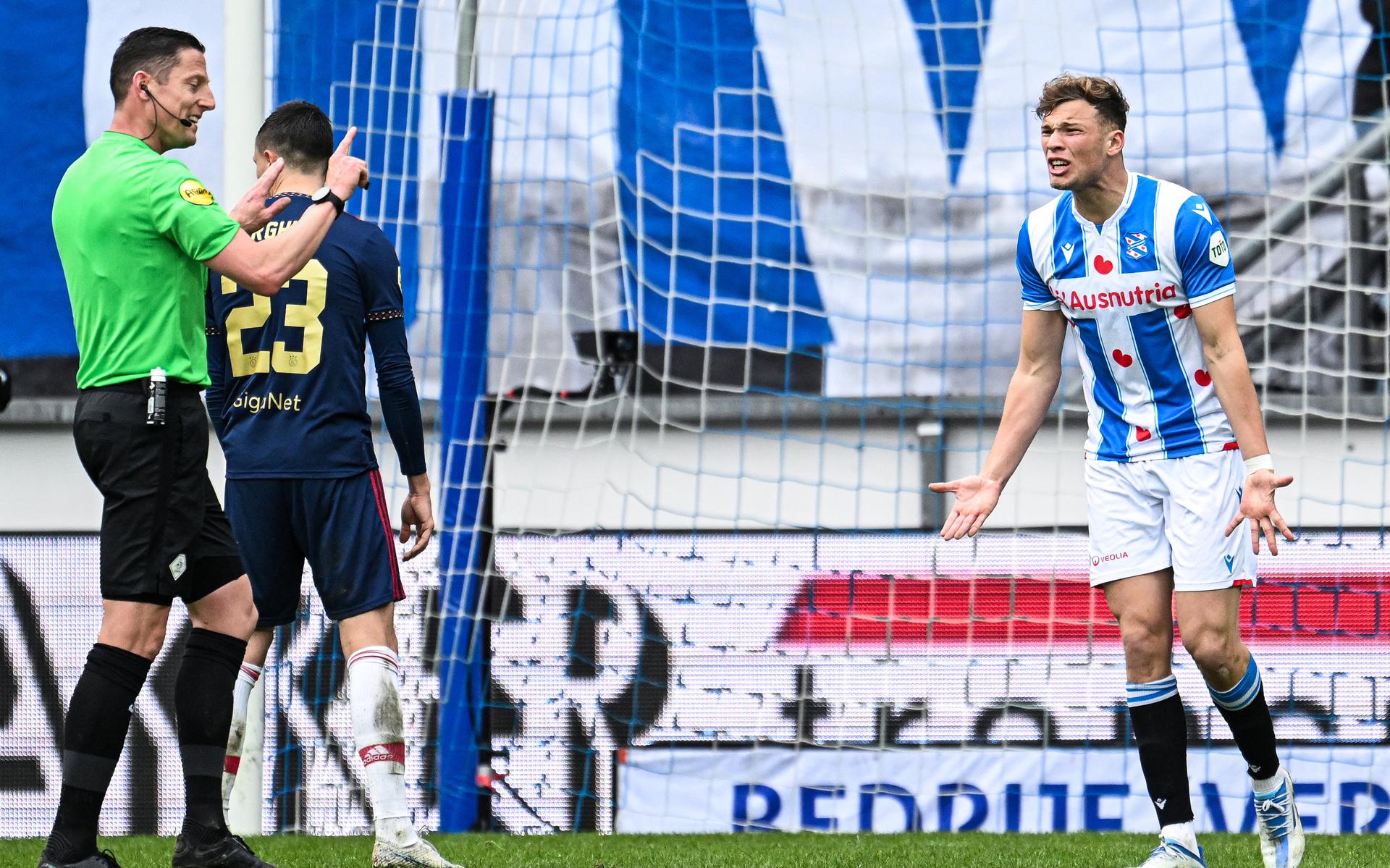 Sydney van Hooijdonk is gefrustreerd tijdens het duel van SC Heerenveen met Ajax.