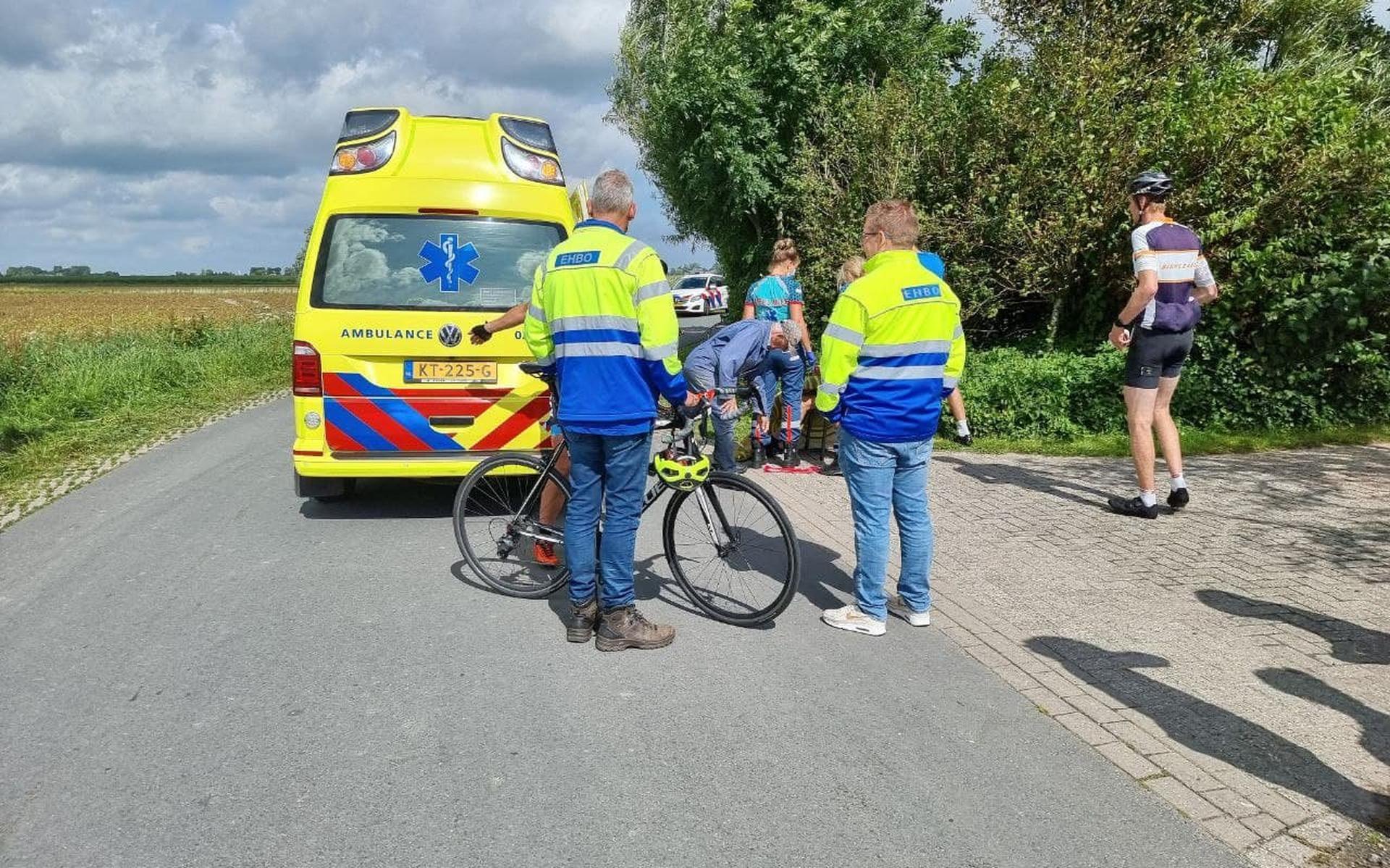 Wielrenner gaat onderuit en raakt gewond in Engwierum - Leeuwarder Courant