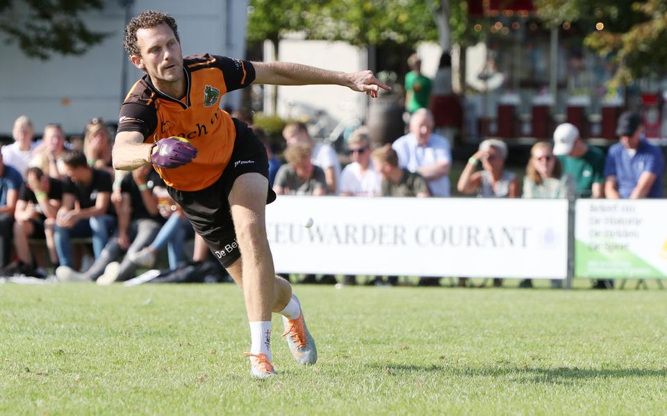 Taeke Triemstra liep in Marsum een zware enkelblessure op.