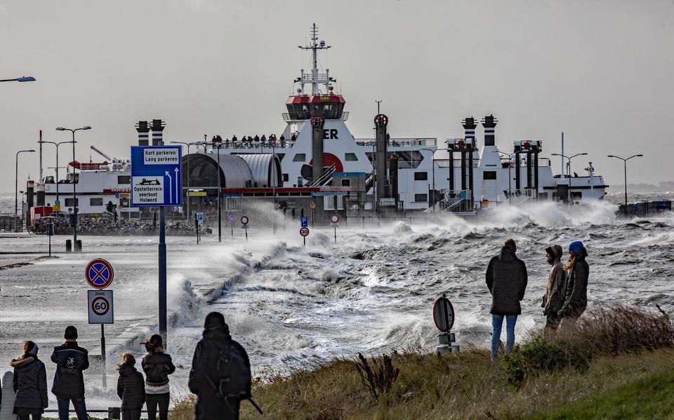 De veerdam van Ameland krijgt door de harde wind te maken met beukende golven en hoog water.