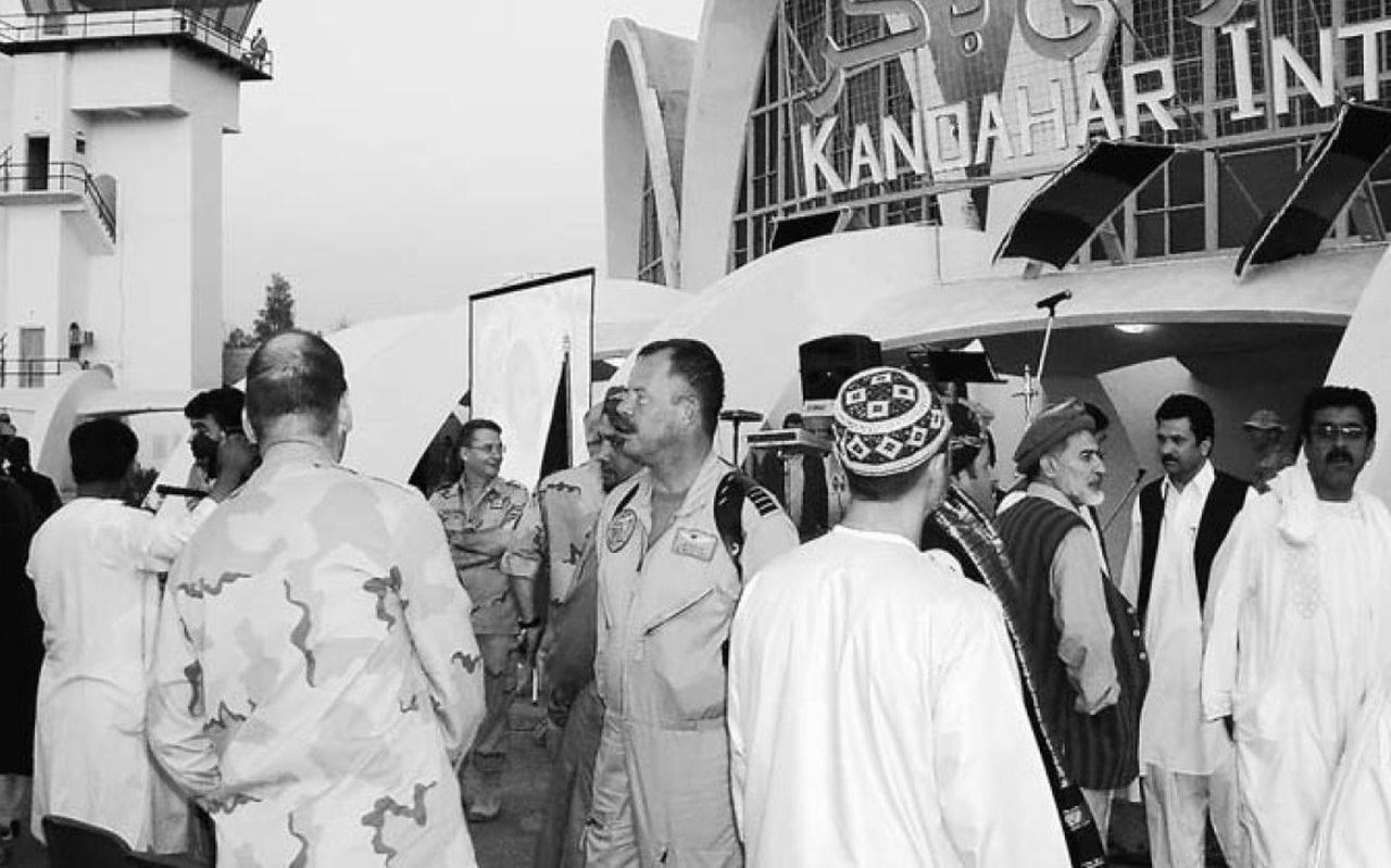 Ben Ruijs in 2007 op het vliegveld van Kandahar, tijdens de viering van het Afghaanse nieuwjaar. Ben Ruijs in 2007 op het vliegveld van Kandahar, tijdens de viering van het Afghaanse nieuwjaar.