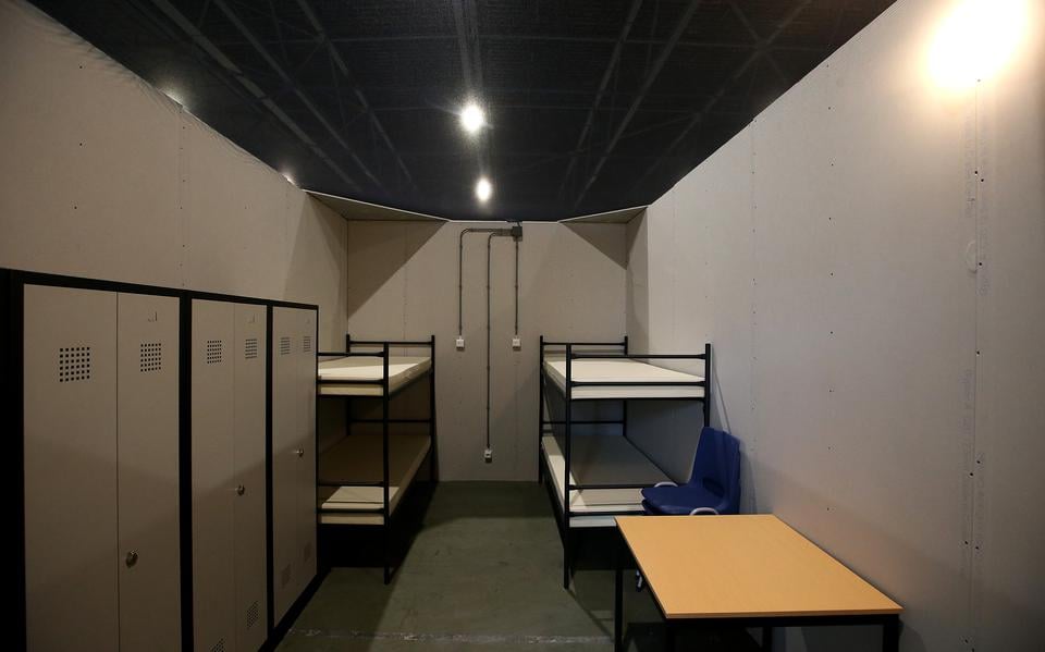 Een van de units met een net ipv een plafond in het WTC in Leeuwarden: tot januari verblijven hier vluchtelingen waarvoor in Ter Apel geen plek was. 