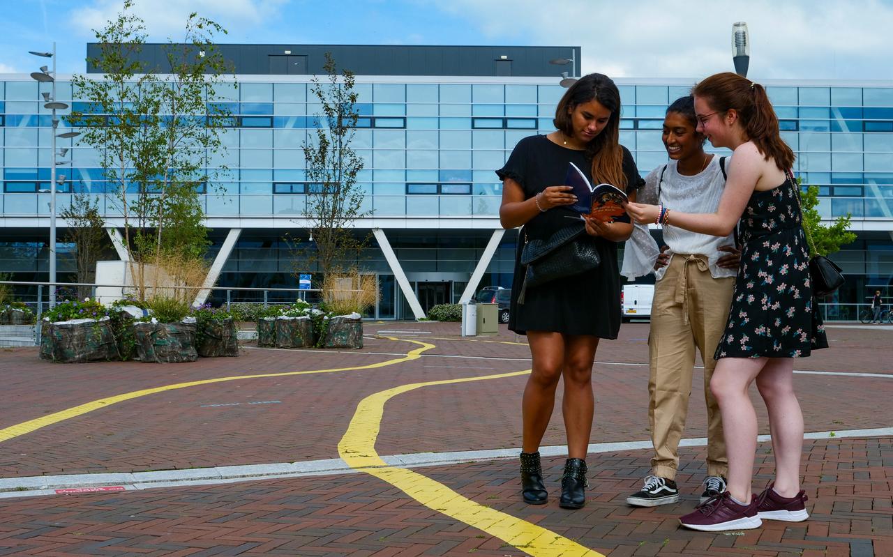 Drie studenten proberen hun weg te vinden op het campusterrein van NHL Stenden in Leeuwarden. FOTO LC/ARODI BUITENWERF Drie studenten proberen hun weg te vinden op het campusterrein van NHL Stenden in Leeuwarden. FOTO LC/ARODI BUITENWERF