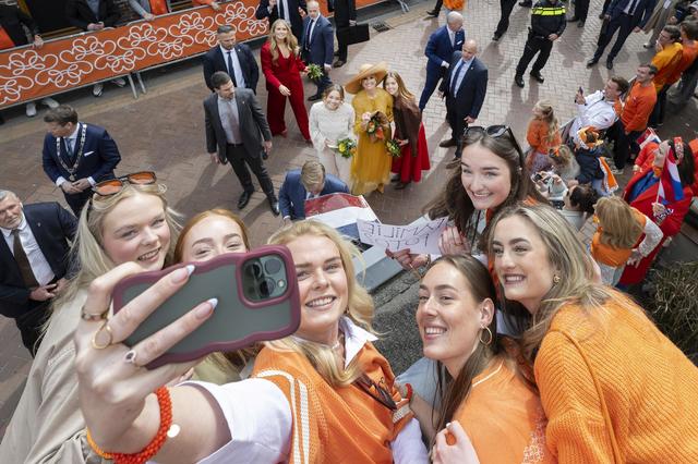 Nichtjes uit Dokkum krijgen koninklijke selfie vanaf het dak: ‘Ik moet bijna huilen’