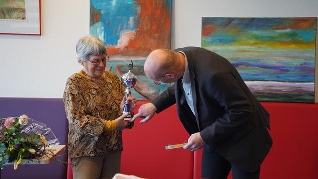 Greet Pels en kringloopwinkel De Ynbring uit Aldeboarn winnen gezamenlijke vrijwilligersprijs gemeente Heerenveen