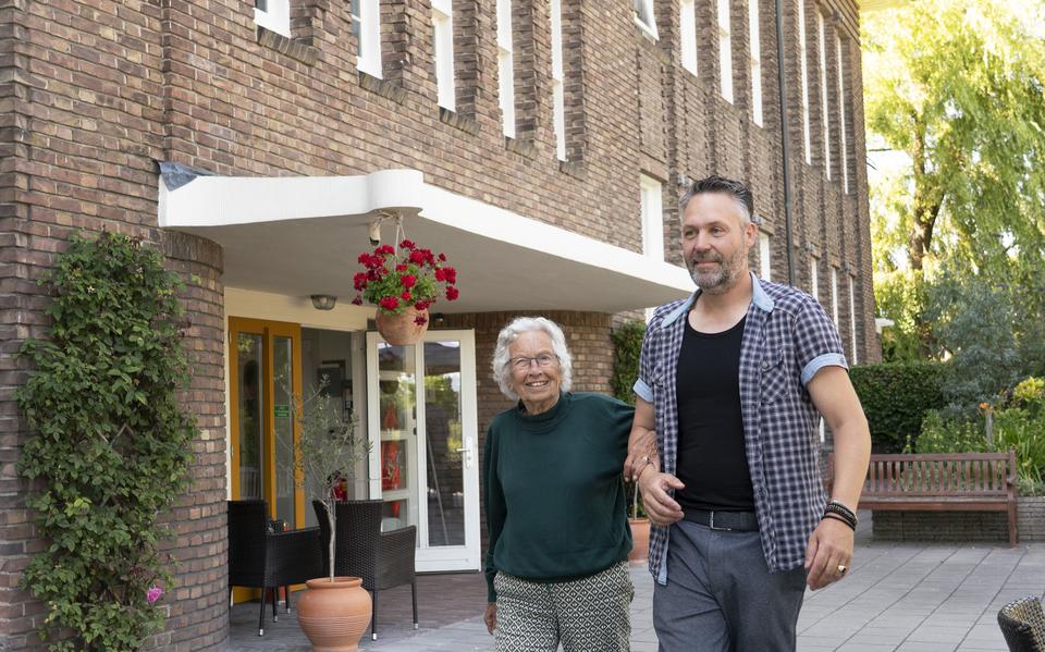 IG verzorgende Sense Boomsma van De Herbergier in Harlingen met bewoonster Truus Schoot.