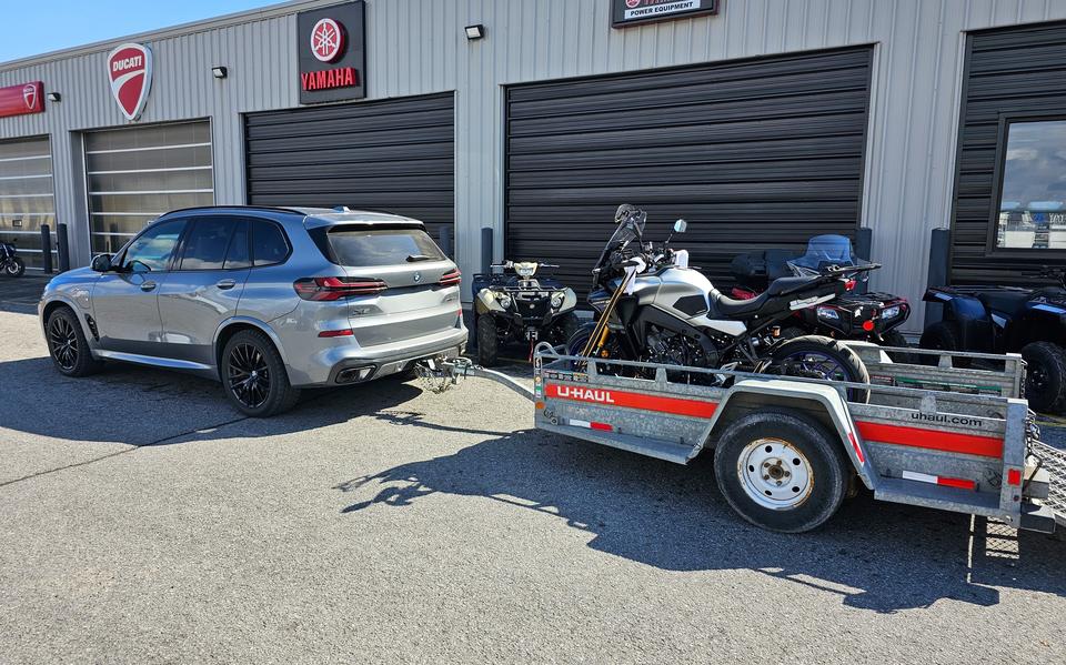 Een inrijklem op de markt, waarmee je motoren en scooters op je aanhanger kunt vervoeren.