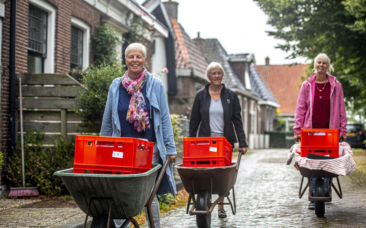Vrijwilligers Rennie Niezink, Zwaan Schiphof en Harmke Bylsma (vlnr) in Kimswerd op pad voor de kaatsvereniging. Vrijwilligers Rennie Niezink, Zwaan Schiphof en Harmke Bylsma (vlnr) in Kimswerd op pad voor de kaatsvereniging.