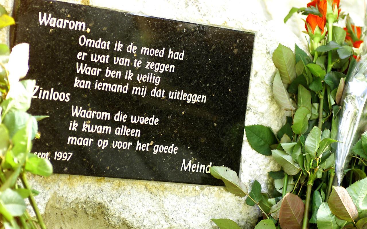In 1998 kwam er een gedenksteen op de plek waar Meindert Tjoelker werd doodgetrapt. In 1998 kwam er een gedenksteen op de plek waar Meindert Tjoelker werd doodgetrapt.