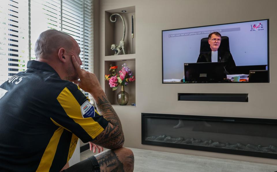 Rinze Idzinga volgde het kort geding donderdag thuis op de bank.