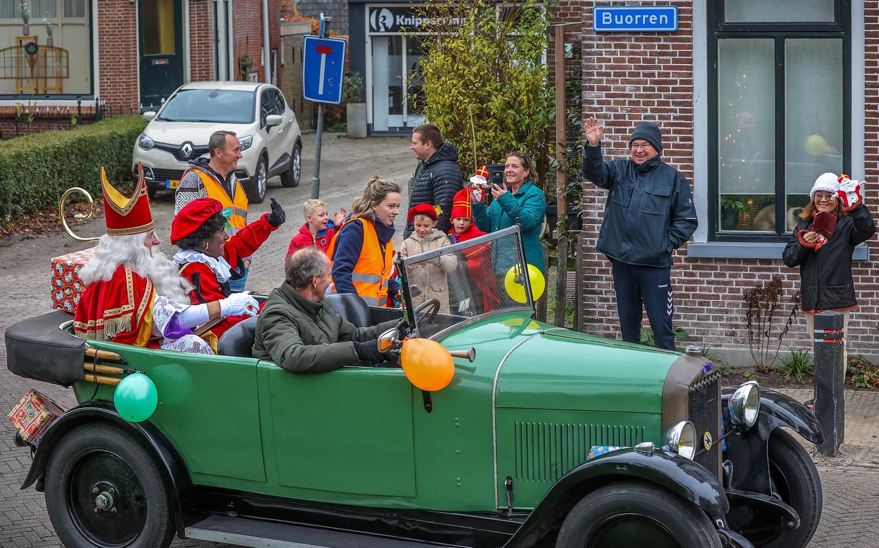 Sinterklaas passeert in Raerd de familie Zandberg. Sinterklaas passeert in Raerd de familie Zandberg.