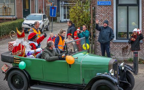 Sinterklaas passeert in Raerd de familie Zandberg. 