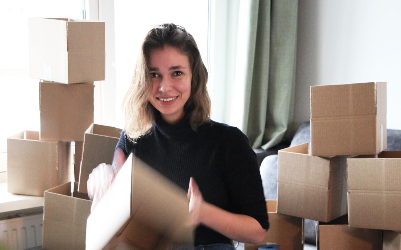 Jeugdwerker Petra Prins maakt kliederkerkpakketten klaar. Met deze pakketten kunnen gezinnen thuis creatief aan de slag met een Bijbelverhaal. FOTO ILVA STOELWINDER Jeugdwerker Petra Prins maakt kliederkerkpakketten klaar. Met deze pakketten kunnen gezinnen thuis creatief aan de slag met een Bijbelverhaal. FOTO ILVA STOELWINDER