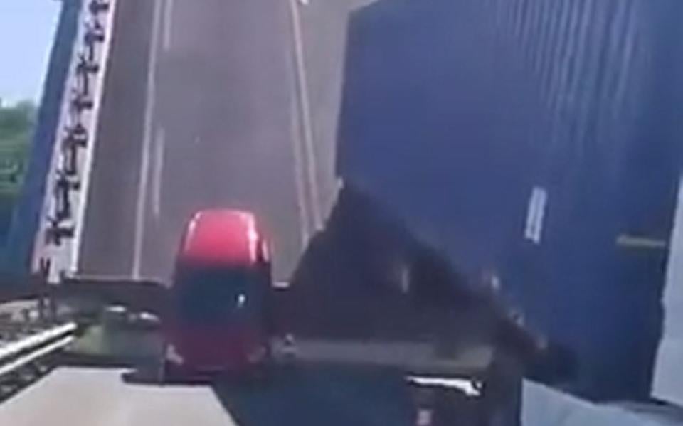 Een woedende vrachtwagenchauffeur snapt niet dat niemand de brug in Lemmer kon stoppen toen bleek dat er nog auto's op het wegdek stonden. 'Ze konden die klotebrug niet eens stoppen!' 