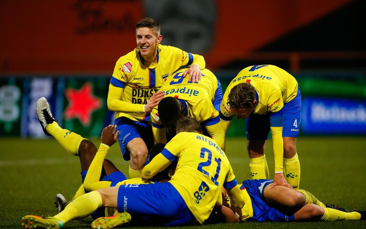 De spelers van Cambuur vieren feest na een goal. De spelers van Cambuur vieren feest na een goal.