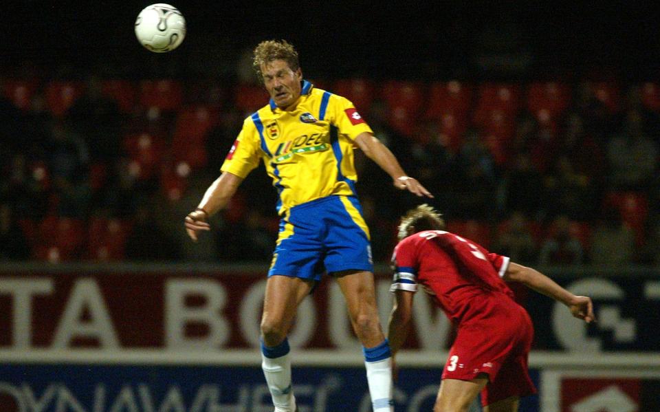 Toen Jan Bruin nog prof was: hier kopt hij het eerste doelpunt tegen AGOVV in. 